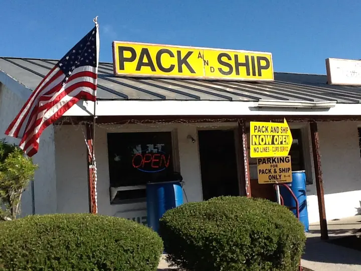 Pack and Ship Fingerprinting Notary Gift Wrapping Mailbox Passport Photos, preparador de documentos en Kissimmee, FL
